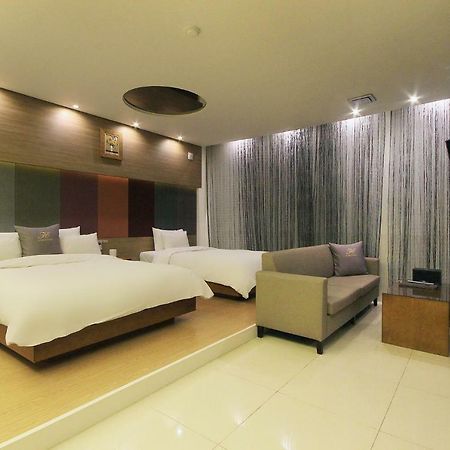 H Drive Hotel Iksan Bagian luar foto