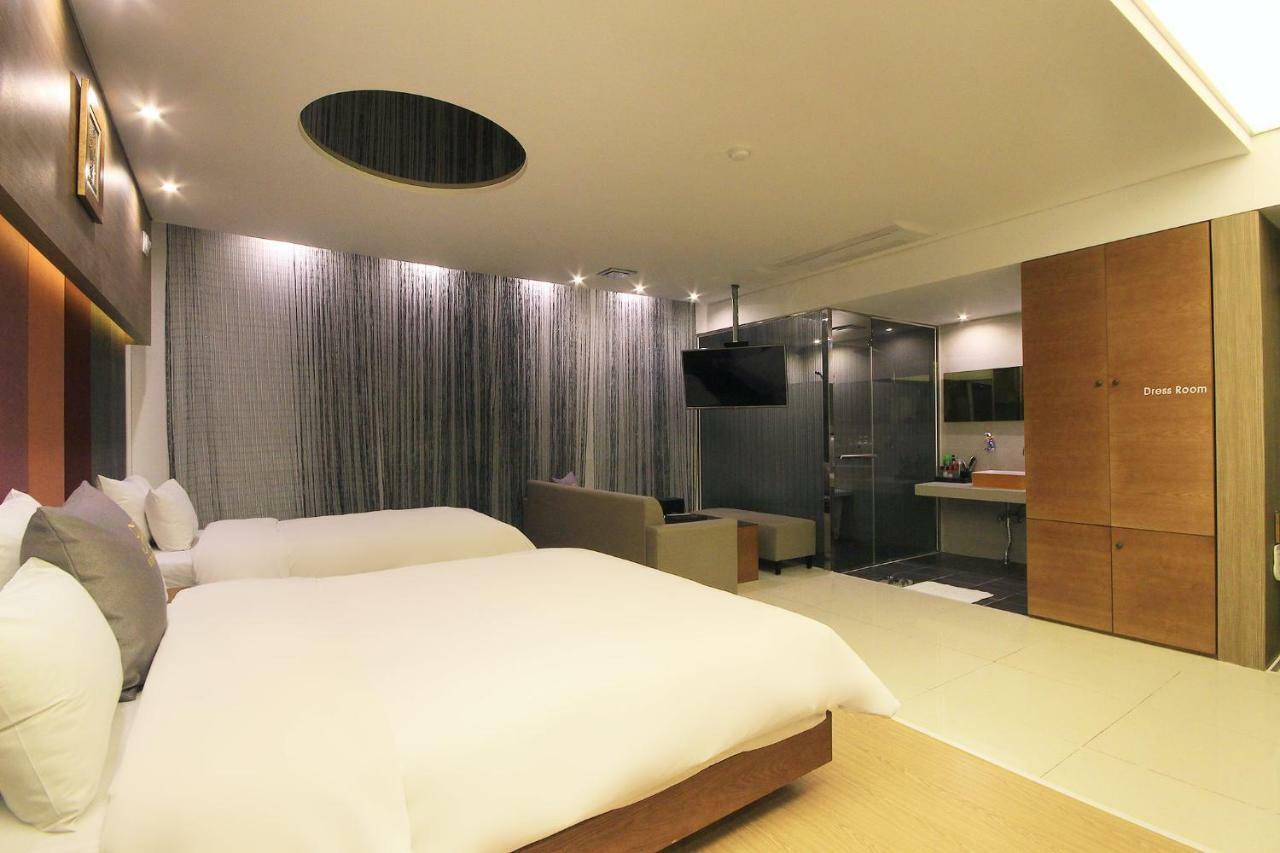 H Drive Hotel Iksan Bagian luar foto