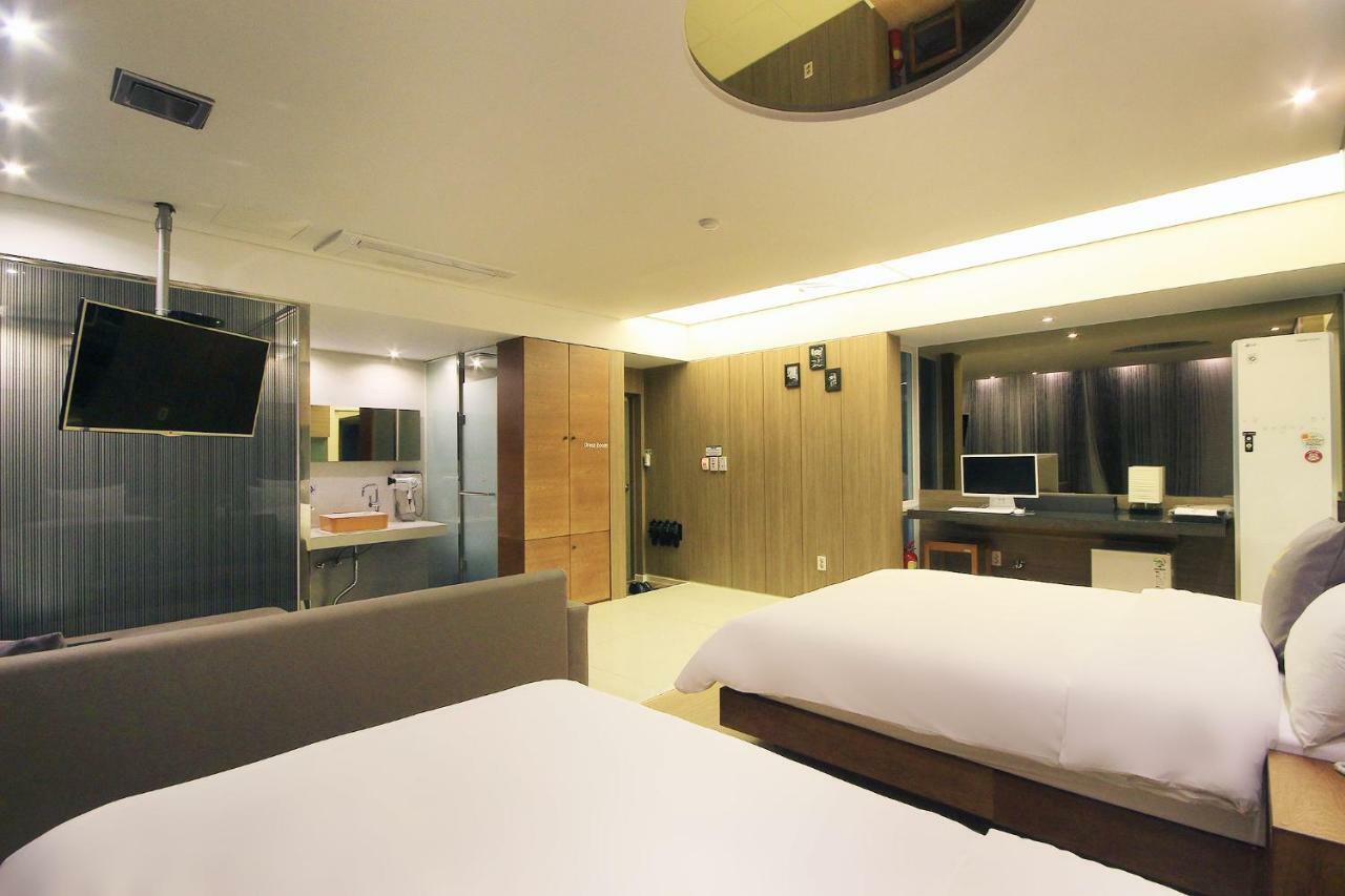 H Drive Hotel Iksan Bagian luar foto