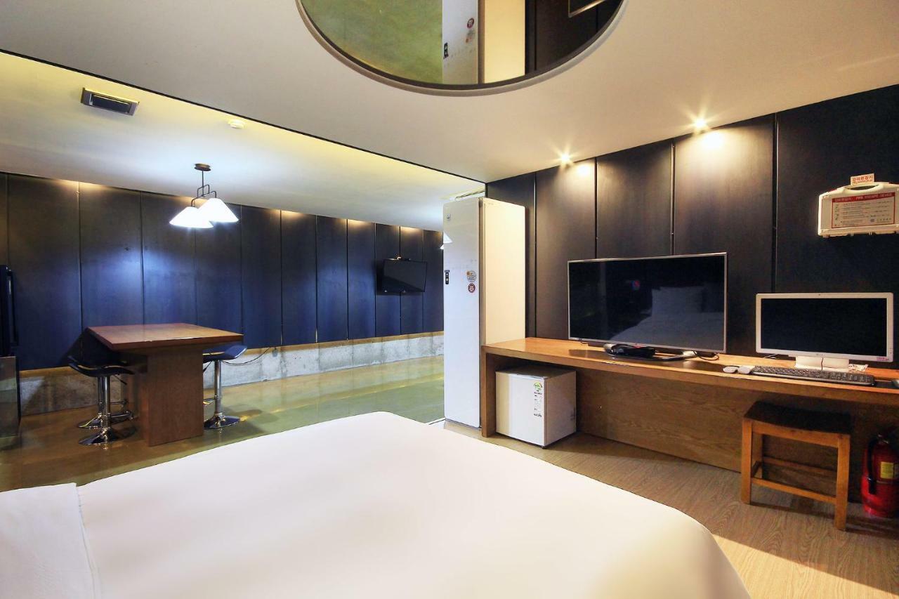 H Drive Hotel Iksan Bagian luar foto