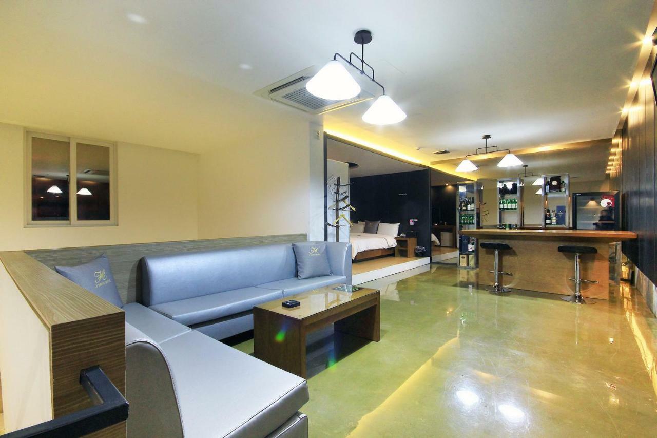 H Drive Hotel Iksan Bagian luar foto